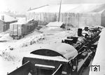 Wegen der Schäden durch Kälte mussten zahlreiche dringend benötigte Loks abgestellt werden, wie hier in Smolensk. Von den nicht fahrbereiten Loks wurden wegen Kohlemangels sogar die Vorräte abgeräumt. (1943) <i>Foto: RVM (Donath)</i>