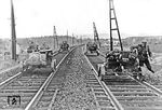 Dieser martialische Original-Bildtitel aus dem Zweiten Weltkrieg zeigt den Einsatz von motorisierten Schienendraisinen durch Deutsche Eisenbahnpioniere während des Frankreichfeldzuges.  (16.05.1940) <i>Foto: RVM (Schulze)</i>