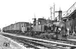 Die bei Borsig gebauten Loks vom Typ C n2t, die bei der WEG unter der Betriebsnummer 1s und 3s eingesetzt wurden, mit einem Güterzug nach Laichingen im Bahnhof Amstetten.  (1934) <i>Foto: Willi Doh</i>