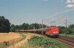 139 561 ist mit einem Kesselwagen-Ganzzug auf der alten Nord-Südstrecke bei Friedland unterwegs. (02.07.2008) <i>Foto: Thomas Konz</i>