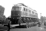 E 19 11 wird zur Verkehrsausstellung "Schiene und Straße" in Essen (Gruga) transportiert.  (06.09.1951) <i>Foto: Willi Marotz</i>