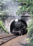 Mit einem kurzen Pfiff verschwindet 052 404-1 (50 2404) auf der Rückfahrt von Wissen/Sieg nach Betzdorf (Lz aus Üg 69618) gleich im Kleehahner Tunnel. (06.06.1975) <i>Foto: Peter Schiffer</i>