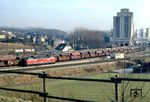 221 104 rangiert im Werksbahnhof der Rheinischen Kalksteinwerke in Rhodenhaus. (05.02.1982) <i>Foto: Wolfgang Bügel</i>
