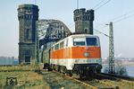 111 142 mit E 3181 nach Iserlohn an der alten Hammer Eisenbahnbrücke. Im Zusammenhang mit dem Bau der Ost-West-S-Bahn S 8 wurde die Brücke 1984 abgerissen und durch einen Neubau ersetzt. (13.02.1982) <i>Foto: Wolfgang Bügel</i>