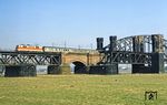 111 143 mit E 3164 auf der alten Rheinbrücke zwischen Düsseldorf und Neuss. Beide Rheinbrücken wurden am 03. März 1945 von der deutschen Wehrmacht gesprengt, aufgebaut wurde anschließend nur noch die neuere Brücke von 1911, während die erste Brücke von 1870 als Ruine stehenblieb. (13.02.1982) <i>Foto: Wolfgang Bügel</i>