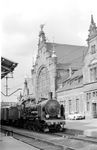 PKP Ok1-247 (ex 38 2881) in Gdansk Glowny (Danzig Hbf). Der Bahnhof wurde von 1896 bis 1900 im Stil der Neurenaissance erbaut, 1945 jedoch in Brand gesetzt und zerstört. Nach dem Zweiten Weltkrieg wurde er im ursprünglichen Stil wiederaufgebaut. (08.08.1973) <i>Foto: Johannes Glöckner</i>