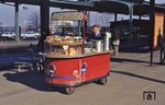 Der mobile Verkaufswagen der Bahnhofsgaststätte in Kassel Hbf, bei dem es von Kaffee über Keksen und Eis auch Hochprozentiges gab. (25.02.1985) <i>Foto: Peter Schiffer</i>