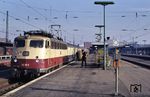 In Kassel Hbf hat 112 311 (Bw Hamburg 1) den D 772 aus Freudenstadt übernommen und wird ihn bis Hamburg bringen. (25.02.1985) <i>Foto: Peter Schiffer</i>