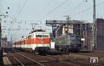 111 139 mit der S 11 nach Bergisch-Gladbach kurz vor Köln Hbf. Daneben wartet 140 124 auf die Einfahrt in den Bbf. (10.03.1985) <i>Foto: Peter Schiffer</i>