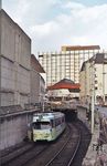 KVB Straßenbahn Nr. 3853 verlässt auf der Linie 5 nach Ossendorf den Stadtbahntunnel an der heute nicht mehr existierenden Tunnelrampe östlich des Friesenplatzes. (31.03.1985) <i>Foto: Peter Schiffer</i>