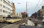 Am letzten Betriebstag der alten Streckenführung an der Haltestelle Gutenbergstraße ist Tw 3852 auf der Linie 5 nach "Ossendorf" unterwegs. Rechts die neue Haltstelle. (13.04.1985) <i>Foto: Peter Schiffer</i>