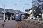 110 277 (Bw Köln 2) vor einem Nahverkehrszug nach Koblenz im Bahnhof Remagen. (17.04.1985) <i>Foto: Peter Schiffer</i>