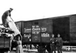 Interessant ist hier, wie im Vergleich zum Bild-Nr. 32906 der Spruch am geöffneten Güterwagen "Hannover 41041" für das Foto verändert wurde.  (04.06.1943) <i>Foto: RVM (Schostal)</i>