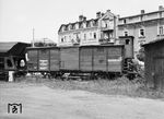 Der Bahnhofswagen Nr. 5 des Bw Rosenheim, ein alter Gl mit Bremserhaus, also ein gedeckter Wagen längerer Bauart für leichtere Güter, der ursprünglich nach Bayern oder Württemberg einzuordnen ist. (05.1960) <i>Foto: Reinhard Todt</i>