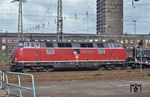 221 104 fährt mit einem Güterzug durch Duisburg Hbf. (29.04.1985) <i>Foto: Peter Schiffer</i>