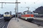 111 123 vor E 3263 (Aachen - Köln - Essen - Herford - Detmold - Altenbeken) mit 216 063 vor einem Eilzug nach Braunschweig in Altenbeken. (29.04.1985) <i>Foto: Peter Schiffer</i>