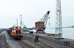 Die funkferngesteuerte Diesellok V 53 der Köln-Bonner Eisenbahn (KBE) im Godorfer Hafen. Die Lok wurde 1993 an den Händler Railimpex Johannes Scheurich GmbH verkauft und von dort als Bauzuglok nach Italien abgegeben. (04.05.1985) <i>Foto: Peter Schiffer</i>