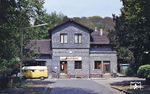 Das Empfangsgebäude des Bahnhofs Wuppertal-Ottenbruch an der 1879 eröffneten Wuppertaler Nordbahn. Durch seine schieferverkleidete Fachwerkkonstruktion passte er perfekt in das Bergische Land und wird bis heute gastronomisch genutzt. (15.05.1985) <i>Foto: Peter Schiffer</i>