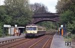 Ein einsamer Reisender erwartet 515 607 im Haltepunkt Wuppertal-Dorp. Obwohl die Wuppertaler Nordbahn durch dicht bebautes Gebiet führte, ist dieses Bild symtomatisch für den Niedergang der Strecke, deren Stillegung folgerichtig auch am 27. September 1991 erfolgte. (15.05.1985) <i>Foto: Peter Schiffer</i>