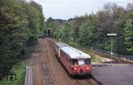 815 781 mit 515 520 fahren in Wuppertal-Varresbeck ein. (15.05.1985) <i>Foto: Peter Schiffer</i>