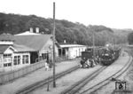 Der Bahnhof Binz-Ost LB (Landesbahn) mit 99 4801 auf der ehemaligen Rügenschen Kleinbahn (RüKB), heute Rügensche Bäderbahn (RüBB) oder auch "Rasender Roland" genannt, auf dem Weg von Göhren nach Putbus. Im Bahnhofsgebäude ist heute das Heimatmuseum von Binz untergebracht. (1966) <i>Foto: Slg. Johannes Glöckner</i>