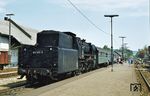 023 016 ist mit N 7538 aus Weikersheim in Bad Mergentheim eingetroffen und wird den Zug noch rückwärts bis Lauda bringen. (02.05.1975) <i>Foto: Prof. Dr. Willi Hager</i>