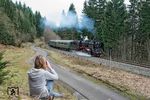 Das Eisenbahnfotografieren ist schon längst keine reine Männerdomäne mehr, wie dieses Bild der 50 3501 zwischen Zella-Mehlis und Oberhof beweist. Die Lok war mit einem Sonderzug aus Bebra über Meiningen nach Arnstadt unterwegs. (02.04.2016) <i>Foto: Joachim Schmidt</i>