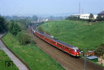 Eine 430-Doppeleinheit unterwegs von Dortmund nach Witten, hat bei Witten-Annen den Viadukt des Rheinischen Esels unterquert und nähert sich ihrem Fahrtziel.  (19.05.1984) <i>Foto: Ludger Kenning</i>