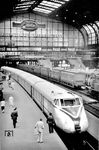 VT 10 501 "Senator" im Bahnhof Hamburg Hbf. VT 10 501 der wohl kurzlebigste Zug der DB. Nach zweimonatiger Einsatzzeit 1954 stand er für fünf Monate in der Werkstatt, auch 1955 war er ein Drittel des Jahres im AW Nürnberg. (07.1954) <i>Foto: Walter Hollnagel</i>