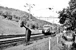 VT 10 551 als Ft 50 "Komet" nach Zürich in Stein-Säckingen. Der Zug hatte hier bereits eine Fahrstrecke von fast 1000 km aus Hamburg zurückgelegt. (07.1957) <i>Foto: Heinz Hangarter</i>