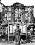 Nach Ende des Krieges suchten viele Menschen ihre Angehörigen, wie an dieser Pinwand vor einer Ruine nahe des Anhalter Bahnhofs in Berlin.  (15.10.1945) <i>Foto: Reynolds (ACME)</i>