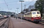 112 497 macht mit D 2027 (Dortmund - Frankfurt mit Kurswagen nach Pirmasens) Station im Bahnhof Remagen. Links steht der Anschlußzug ins Ahrtal. (16.05.1985) <i>Foto: Peter Schiffer</i>