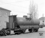 Der 1927 gebraucht gekaufte Kesselwagen WRE 5 diente als Sprengwagen und erhielt um 1950 die Nr. 124. Nachdem er jahrelang in Wolfersom gestanden hatte, benutzte man ihn im Sommer 1966 zur Beförderung des Benzins, um die zu verschrottenden Wagen zu verbrennen. (1960) <i>Foto: Reinhard Todt</i>