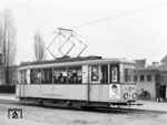 Die Aufbautriebwagen Nr. 3-6 (hier der Tw 5 in Rees) basierten auf den Fahrgestellen der 1914 an die Kleinbahn Wesel – Rees – Emmerich gelieferten Uerdinger Tw 21, 24, 25 und 27. Die Düsseldorfer Waggonfabrik (Düwag) montierte hierauf die neuen Stahlkarosserien mit Kiekert-Teleskoptüren auf den Plattformen, während die AEG Berlin die elektrischen Teile installierte. Die Tw 3-5 gingen am 8. Juni 1951 anläßlich der feierlichen Wiedereröffnung der Strecke Wesel – Rees in Betrieb, der Tw 6 folgte im Jahr 1952. Weil sich nach der Einstellung des Personenverkehrs im Jahr 1966 kein Käufer fand, schleppte man die erst 15 Jahre alten Fahrzeuge nach Haffen, verbrannte sie auf freiem Feld und verschrottete dann die eisernen Überreste. (04.1956) <i>Foto: Reinhard Todt</i>