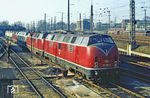 221 106 führt eine Lokreihe von weiteren fünf Loks der BR 221 im Bw Wanne-Eickel an. (20.02.1982) <i>Foto: Wolfgang Bügel</i>