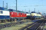 Neben 221 114 (in rot) ist auch die Urahnin der Baureihe - 221 101 - und weitere sieben 221 im Bw Wanne-Eickel vertreten. (20.02.1982) <i>Foto: Wolfgang Bügel</i>