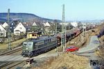 151 014 fährt mit einem Dg aus dem Güterbahnhof von Kreuztal. (21.02.1982) <i>Foto: Wolfgang Bügel</i>