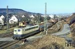 Es folgt ein weiterer Güterzug mit 151 083 (Bw Hagen-Eckesey) in der türkis-beigen Farbvariante am Schrankenposten 98a in der Südausfahrt von Kreuztal. (21.02.1982) <i>Foto: Wolfgang Bügel</i>