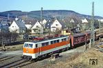 Die eigentlich für den S-Bahnverkehr in NRW vorgesehene 111 124 wurde auch schon mal im Güterzugverkehr "mißbraucht", so wie hier vor Ng 65393 in Kreuztal. (21.02.1982) <i>Foto: Wolfgang Bügel</i>