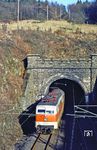 111 123 verlässt mit E 3556 den 232m langen Brachbacher Tunnel zwischen Brachbach und Freusburg. (21.02.1982) <i>Foto: Wolfgang Bügel</i>