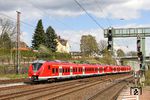 Es gibt auch gut gepflegte Fahrzeuge bei der S-Bahn Rhein-Ruhr, so wie diese 1440 816 und 1440 319, die als S 30890 (Hagen Hbf - Mönchengladbach Hbf) in Gruiten einfahren. (17.04.2016) <i>Foto: Joachim Bügel</i>