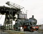 Im Rahmen einer Sonderfahrt gelangte die Gremberger 055 455 (55 4455) nach Wuppertal, hier unter der Bekohlungsanlage des Bw Wuppertal-Vohwinkel. Im Hintergrund wartet 050 439, die ebenfalls an dem Sonderzug britischer Eisenbahnfreunde hing. (30.04.1972) <i>Foto: Wolfgang Bügel</i>