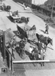 Momentaufnahme an einem unbekannten Bahnübergang in der Peripherie Berlins. (1938) <i>Foto: RVM (Ittenbach)</i>