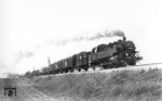 86 084 (Bw Parchim) mit einem Nahgüterzug auf der Strecke Karow (Meckl) - Waren (Müritz) bei Malchow (Meckl). Im Zugverband ist auch eine Leig-Einheit eingestellt. (1937) <i>Foto: DLA Darmstadt (Bellingrodt)</i>