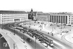 Blick über den Hansaplatz auf das Empfangsgebäude des Königsberger Nordbahnhofs (rechts), Land- und Amtsgericht (links) und dem Polizeipräsidium in der Bildmitte. (16.05.1935) <i>Foto: RVM</i>