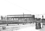Bau des neuen Bahnhofs Hamburg-Sternschanze an der Schanzenstraße. Die Damen waren wohl für die Langzeitbelichtung des Fotografens zu schnell. (1902) <i>Foto: RVM-Archiv (Lachmund)</i>