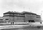 Das neue Empfangsgebäude des Bahnhofs Bremen-Neustadt, welches der Bedeutung der nahen Focke-Wulf-Flugzeugwerke auf dem Neuenlander Feld in Neustadt gerecht werden sollte.  (1929) <i>Foto: RVM</i>