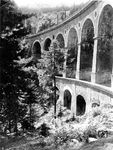 Das 142 m lange und 42 m hohe Wagnergraben-Viadukt auf der Semmeringbahn zwischen Klamm-Schottwien und Breitenstein. Seit 1998 gehört die Bahn zum UNESCO-Weltkulturerbe. (1938) <i>Foto: RVM</i>