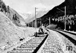 Dieses urige Gefährt ist auf der Brennerstrecke bei St. Jodok unterwegs. (1940) <i>Foto: RVM</i>