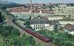 052 509 erreicht mit E 3536 aus Bad Harzburg, dem zusätzlich eine 798-Einheit angehängt wurde, die ersten Häuser von Goslar. (31.05.1975) <i>Foto: Prof. Dr. Willi Hager</i>